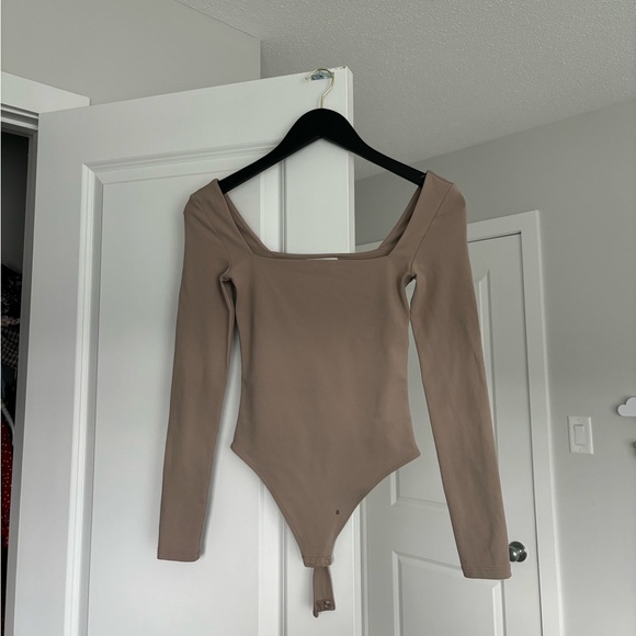 Aritzia Babaton Contour Long Sleeve Bodysuit - Picture 3 of 6